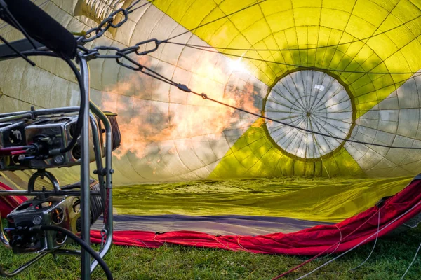 熱気球と開始のための準備 — ストック写真