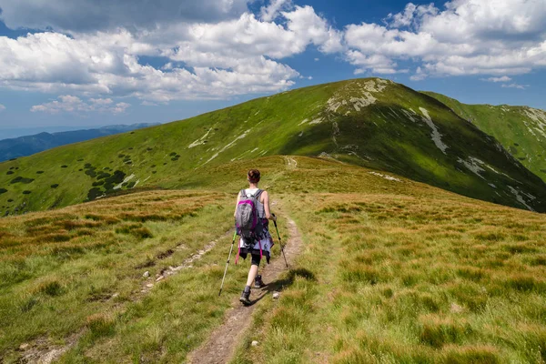 Dívka Batohem Pěší Turistiku Trekking Hůlky Pohoří Nízké Tatry Slovensko — Stock fotografie