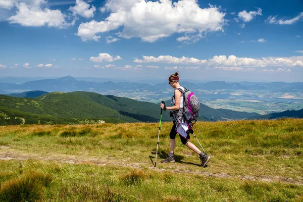 Kız sırt çantası ile yürüyüş ve Polonyalılar düşük Tatras mountains, Slovakya için doğa yürüyüşü