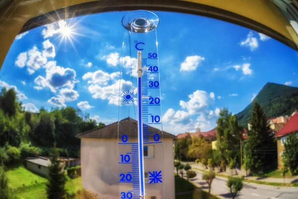 Termómetro Fuera Ventana Muestra Una Alta Temperatura Durante Las Olas — Foto de Stock