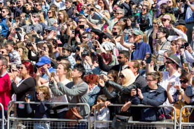 London, Büyük Britanya - 14 Mayıs: kalabalık insan fotoğraf 14 Mayıs 2018 Londra'da çekim Buckingham Sarayı önünde
