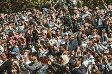 London, Büyük Britanya - 14 Mayıs: kalabalık insan fotoğraf 14 Mayıs 2018 Londra'da çekim Buckingham Sarayı önünde