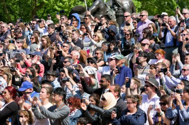 London, Büyük Britanya - 14 Mayıs: kalabalık insan fotoğraf 14 Mayıs 2018 Londra'da çekim Buckingham Sarayı önünde