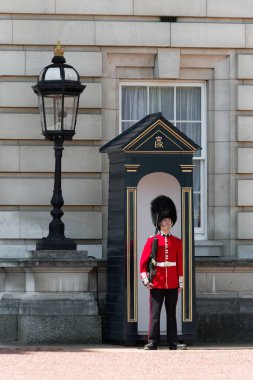 London, Büyük Britanya - 14 Mayıs: Kraliçe'nin Guard Buckingham Sarayı görevde 14 Mayıs 2018 Londra'nın önünde