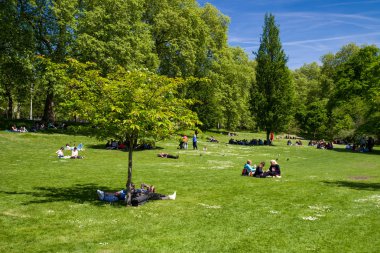 London, Büyük Britanya - 14 Mayıs: insanlar rahatlatıcı Londra'da 14 Mayıs 2018 St James's Park'ta