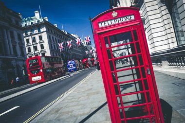 Kırmızı telefon kulübesi ve Regent Street Londra çift katlı alçak taban