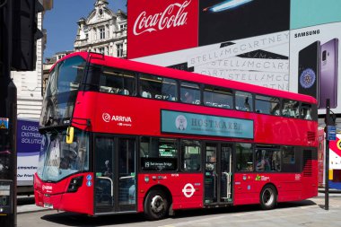London, Büyük Britanya - 14 Mayıs: kırmızı çift katlı alçak taban Piccadilly circus, Londra'nın üzerinde 14 Mayıs 2018 şehir merkezinde