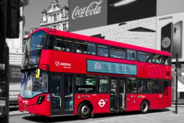 London, Büyük Britanya - 14 Mayıs: kırmızı çift katlı alçak taban Piccadilly circus, Londra'nın üzerinde 14 Mayıs 2018 şehir merkezinde