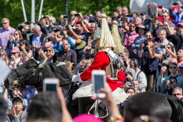 5月14日 人们观看女王的后卫马在白金汉宫前2018年5月14日在伦敦 — 图库照片