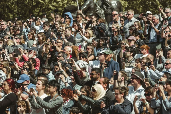 London, Büyük Britanya - 14 Mayıs: kalabalık insan fotoğraf 14 Mayıs 2018 Londra'da çekim Buckingham Sarayı önünde