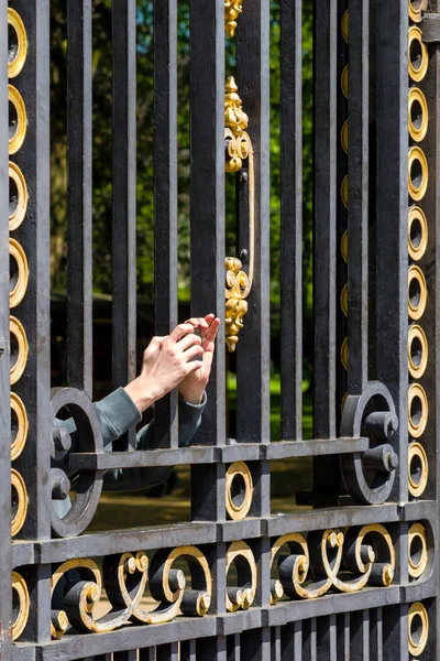 Violação Privacidade Mão Homens Cerca — Fotografia de Stock