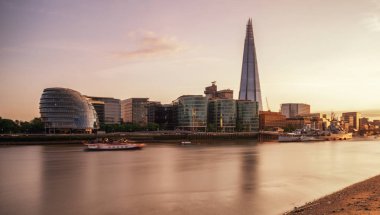 Akşam gökdelen Shard ve Thames Nehri, Londra manzarası