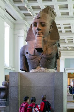 London, Büyük Britanya - 15 Mayıs: insanlar Rosetta stone İngiliz Müzesi'nde 15 Mayıs 2018 Londra'da arıyorsunuz