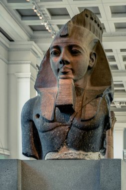 London, Büyük Britanya - 15 Mayıs: insanlar Rosetta stone İngiliz Müzesi'nde 15 Mayıs 2018 Londra'da arıyorsunuz