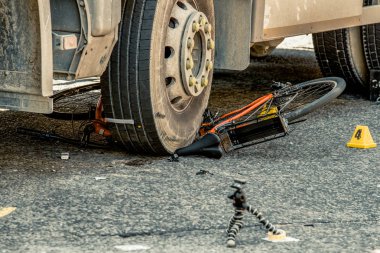Bisiklet lastik kamyonun altında. Araba ve bisiklet kaza kaza