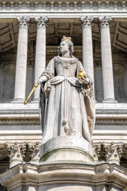 Kraliçe Anne heykeli önünde St Paul Katedrali, Londra, İngiltere