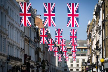 London, Büyük Britanya - 15 Mayıs: bayraklar İngiltere Londra üzerinde 15 Mayıs 2018 sokakta