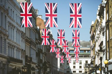 London, Büyük Britanya - 15 Mayıs: bayraklar İngiltere Londra üzerinde 15 Mayıs 2018 sokakta