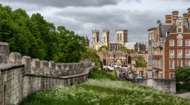 York, İngiltere - 15 Mayıs: Katedrali York minster ve tarihi duvarlar kent merkezinde 15 Mayıs 2018 York çağırdı