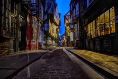 York, İngiltere - 15 Mayıs: Ünlü karmakarışık sokak 15 Mayıs 2018 York şehir merkezinde