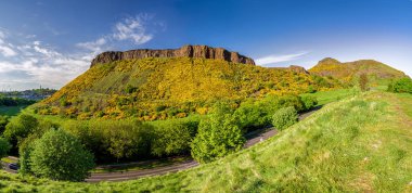 Arthur'un koltuk - hill şehir Edinburgh, İskoçya'da. Yaz dağ manzara panorama. Salisbury crags Holyrood Park