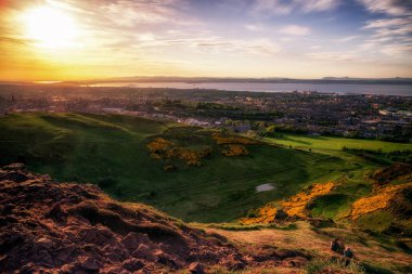 Arthur tepeden şehri Edinburgh, İskoçya görüntüleyin. Güzel günbatımı manzara