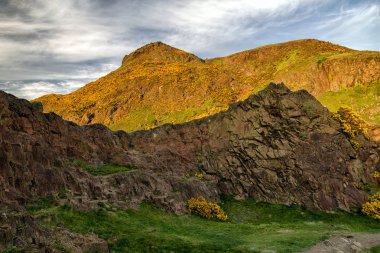 Holyrood park İskoçya Edinburgh şehir manzaralı Salisbury crags