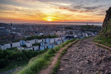 Arthur tepeden şehri Edinburgh, İskoçya görüntüleyin. Güzel bir akşam günbatımı manzara