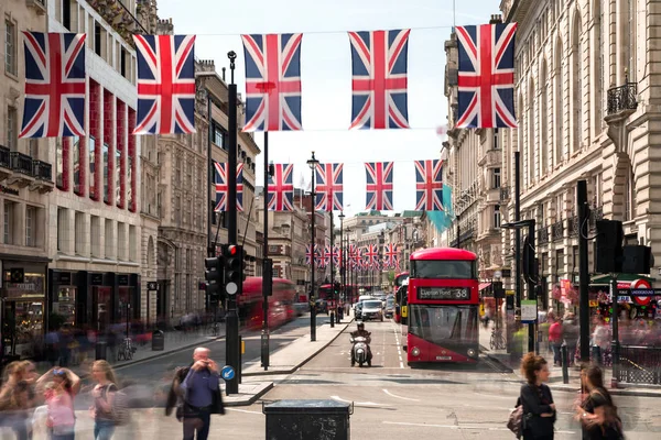London, Büyük Britanya - 14 Mayıs: kırmızı çift katlı alçak taban Piccadilly circus, Londra'nın üzerinde 14 Mayıs 2018 şehir merkezinde