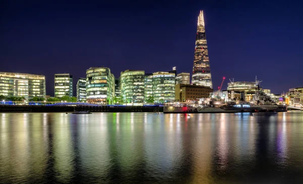 Gece Londra manzarası. Gökdelen Shard ve Thames Nehri