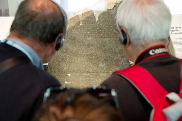 Londres Reino Unido Maio Pessoas Olhando Para Pedra Roseta Museu — Fotografia de Stock