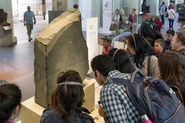 London United Kingdom May People Looking Rosetta Stone British Museum — Stockfoto