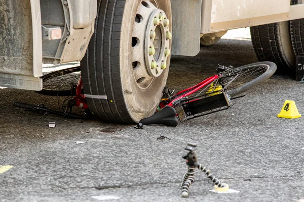 Kerékpár Gumiabroncs Teherautó Alatt Autó Kerékpár Crash Baleset — Stock Fotó