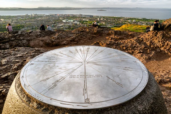 Pessoas Topo Colina Arthurs Assento Sobre Cidade Edimburgo Escócia — Fotografia de Stock