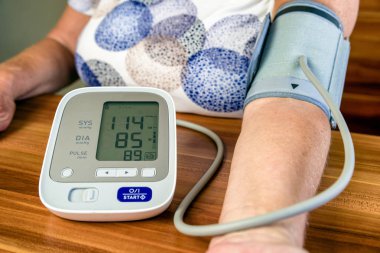 İnsan onay kan basıncı ve kalp hızı monitörü digita basınç göstergesi ile