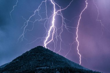 Thuderstorm. Yıldırım ve karanlık bulutlar. Renkli gökyüzü