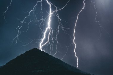 Thuderstorm. Yıldırım ve karanlık bulutlar. Renkli gökyüzü