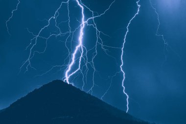 Thuderstorm. Yıldırım ve karanlık bulutlar. Renkli gökyüzü