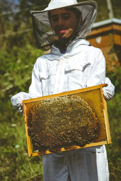 Garçon Apiculteur Suite Blanche Ruches Nid Abeille Arrière Plan — Photo