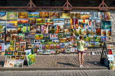 Krakow, Polonya - 18 Ağustos: sokak Galeri resimler 18 Ağustos 2018 üzerinde Krakow bakarak kadın