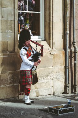 Edinburgh, İskoçya - 18 Mayıs: 18 Mayıs 2018 yılında Edinburgh şehir merkezinde gayda üzerinde oynamak İskoç piper