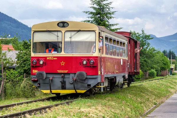 2018 Ruzomberok での町の中心部に Korytnicka を呼ばれる Ruzomberok スロバキア 古い電車 — ストック写真