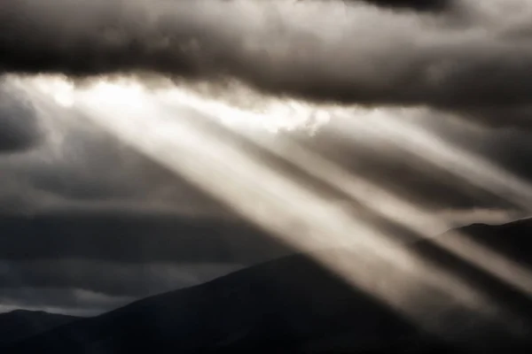 乌云笼罩下的太阳光线 — 图库照片