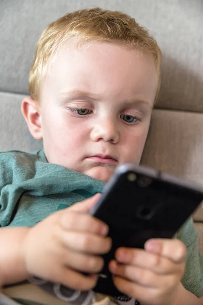 Menino Pequeno Brincando Com Smartphone — Fotografia de Stock