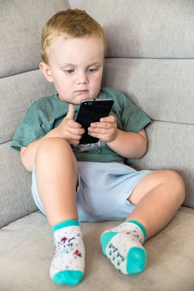 Liten Pojke Som Leker Med Smartphone — Stockfoto