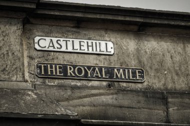 Edinburgh, İskoçya - 18 Mayıs: Metin Royal mile şehrin üzerinde 18 Mayıs. 2018 yılında Edinburgh