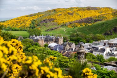 Palace of Holyroodhouse amd Salisbury crags, arka plan. Calton hill Edinburgh, İskoçya üzerinde göster