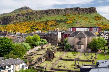 Salisbury crags Edinburgh, İskoçya. Kilise Canongate Kirk mezarlık ile
