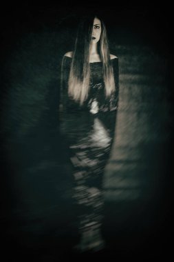 Kadın folyo - sert depresyon. Siyah ve beyaz fotoğraf