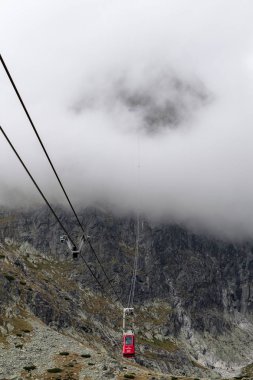 Skalnate Pleso, Slovakya - Septebmber 23: Teleferik tepe Lomnicky stit üzerinde 23 Eylül 2018 yılında Skalnate pleso Yüksek Tatras dağlarda üzerinde